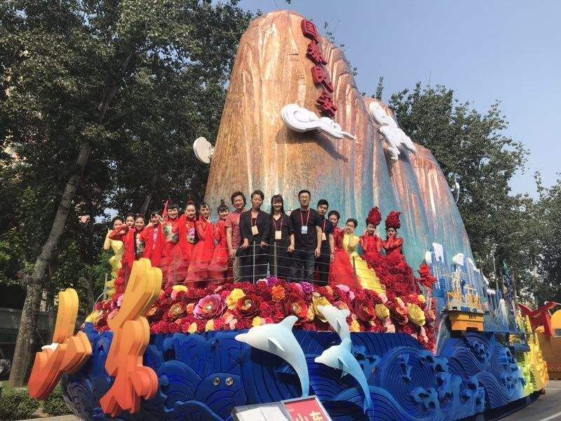  「彩车」国庆山东彩车揭秘：车上43人、正副司机3名，熄火照样能