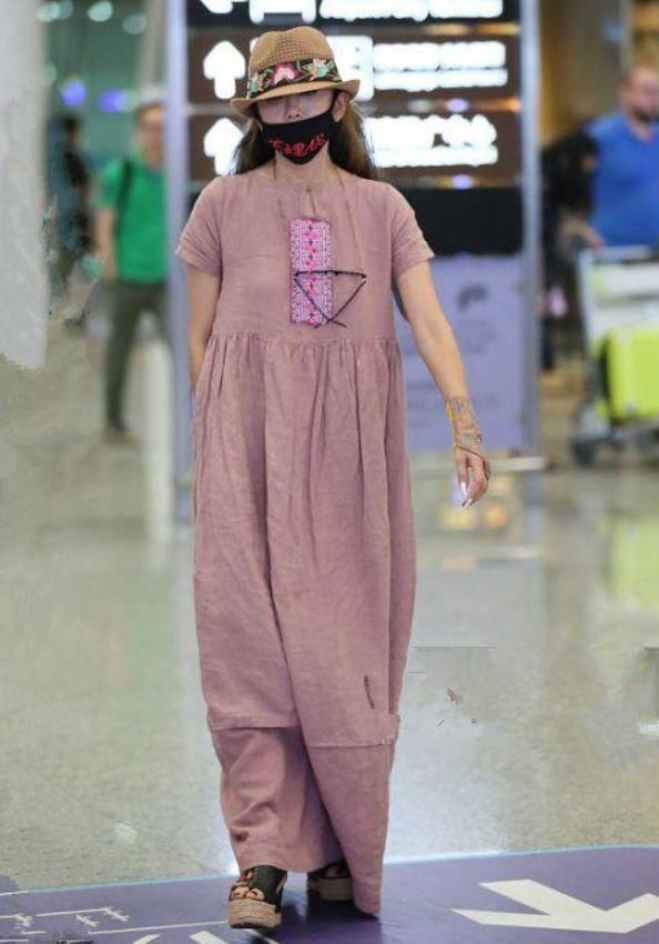 杨丽萍真能穿！穿这么皱的长裙却依然漂亮，网友：仙风道骨的气质