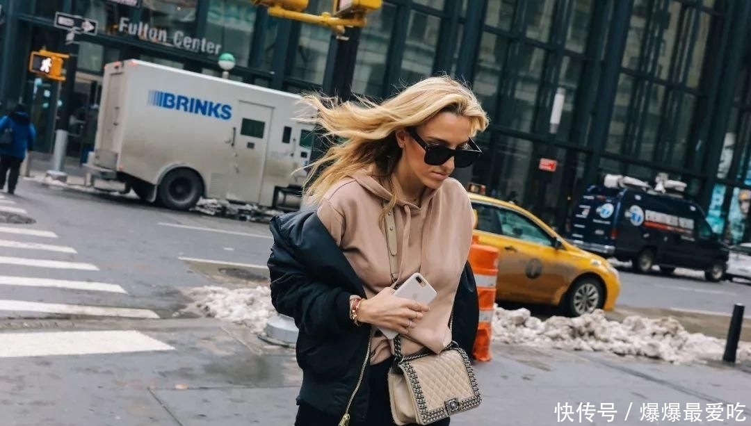 \"i1\": \"肉毒素瘦脸会肿吗\"把卫衣穿出了100 套感觉,终于可以偷偷分享给你们了!