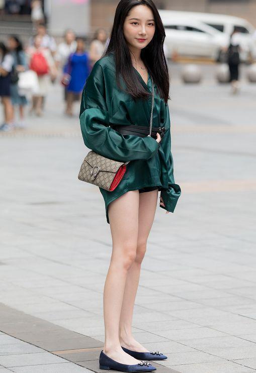 路人街拍，小姐姐笑容真是好有亲切感，整个人气质都很知性