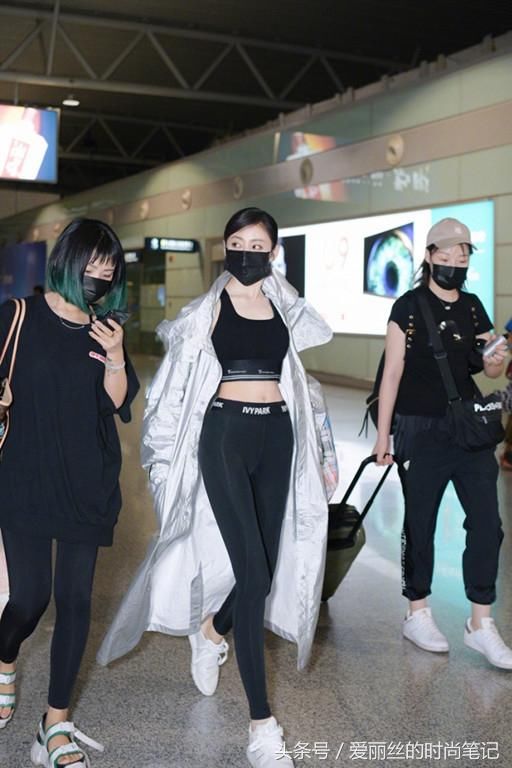 张天爱穿健身服配雨衣逛机场,腰细到哭,网友:给这个身材跪下了