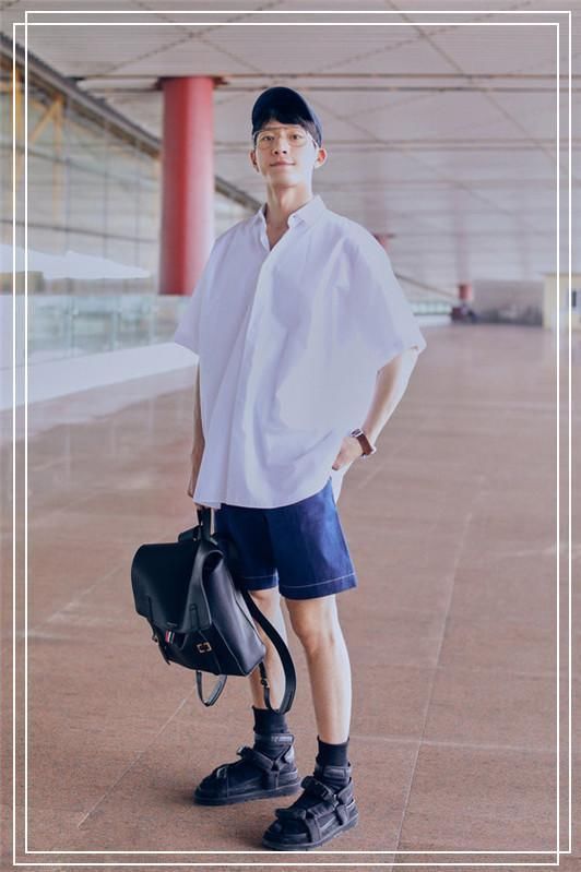 井柏然现身机场，大T配格裙时髦到飞起，可看到手上的戒指心碎了