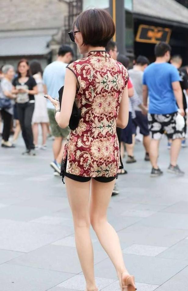 街拍: 穿旗袍的小姐姐, 身材高挑皮肤白皙, 让人忍不住侧目