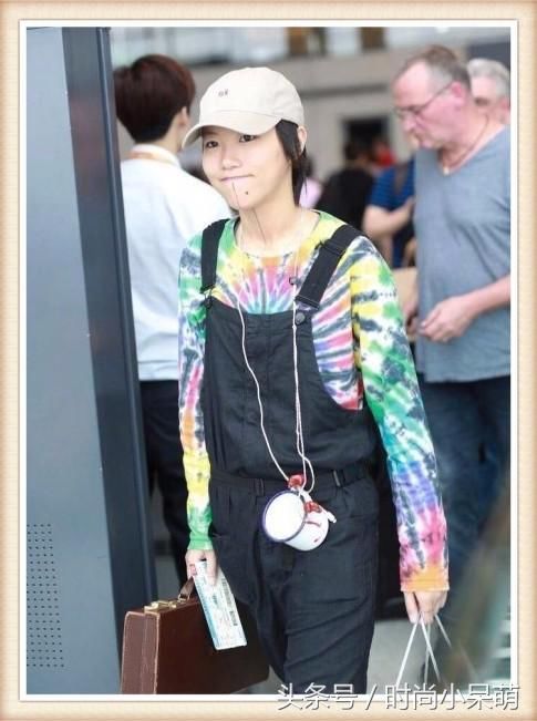 窦靖童真奇葩，腰挎陶瓷杯手提复古箱，网友:王菲看见还不打人?