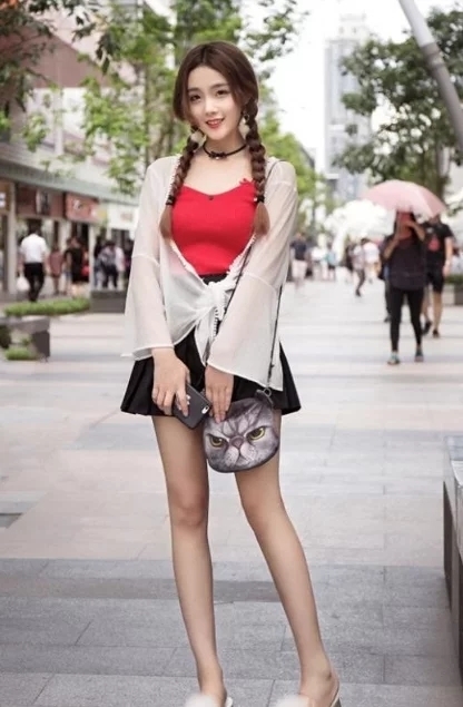  美女|街拍：身形有致的美女，走在哪里都是焦点