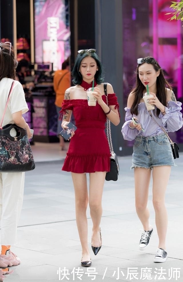 美女|路人街拍,靓女穿着A字型款式的吊带裙,轻盈又大方