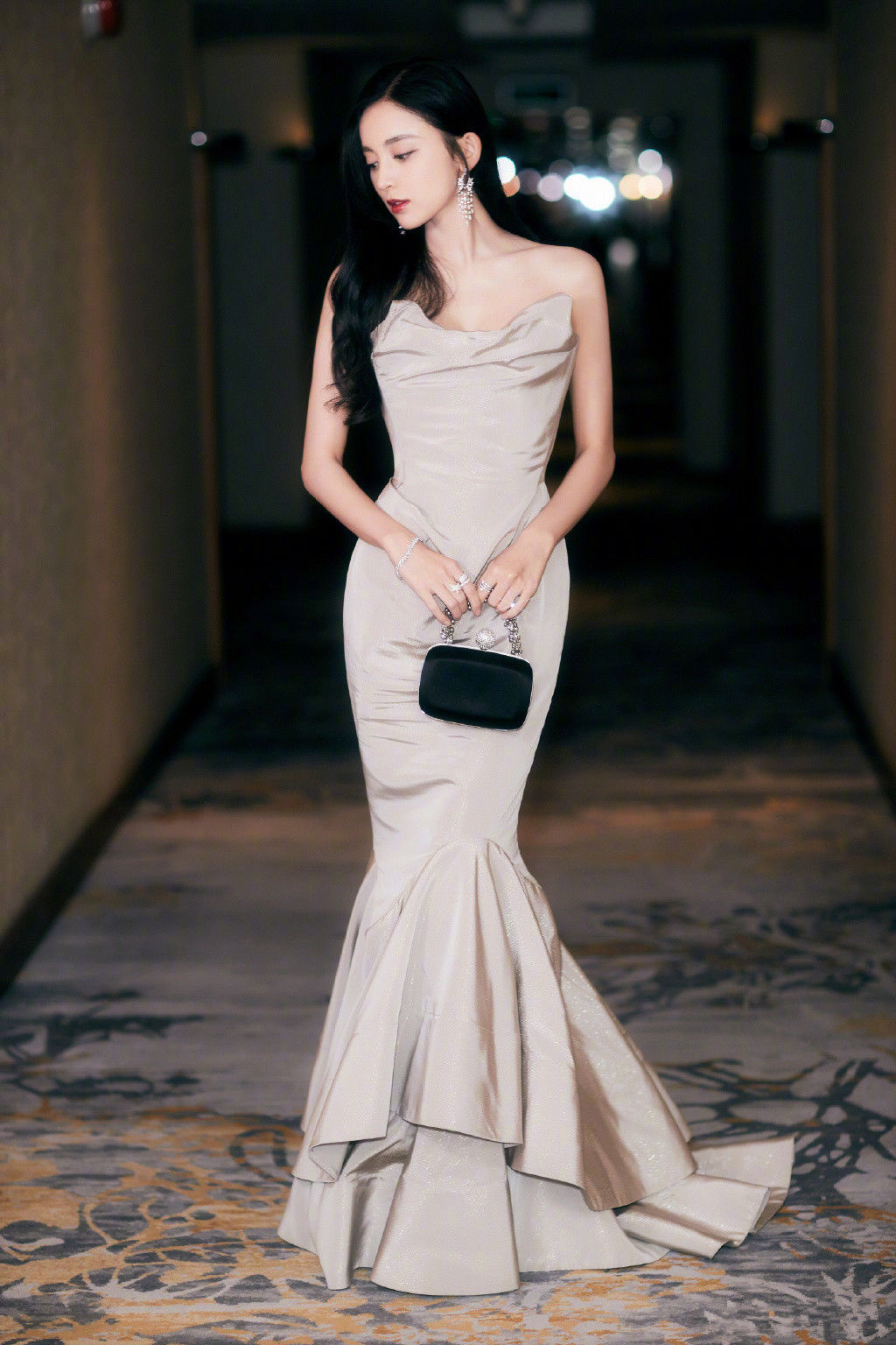 冷酷的“丁建国”穿起长裙很抢眼，她一直像是娱乐圈里的隐形美女