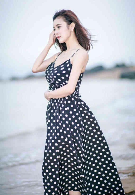 《一千零一夜》最美女配路宝妮,一身黑白配美上天,女人味不输热