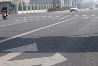 直行加右转车道上等红灯，遇后方狂按喇叭被催促，你会怎么办？