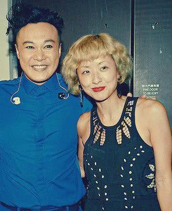 徐濠萦真会穿，T恤搭配半身裙像个高中生，网友：害怕鞋子飞出去