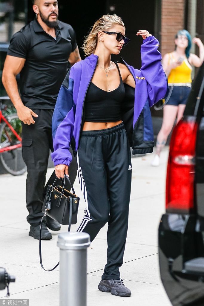 So Hot！准新娘海莉独自外出潮范吸睛 露蛮腰害羞遮面嘴角带笑