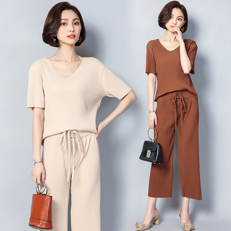 二姑真会打扮，7月新买的名媛套装，减龄漂亮，美的让人移不开眼