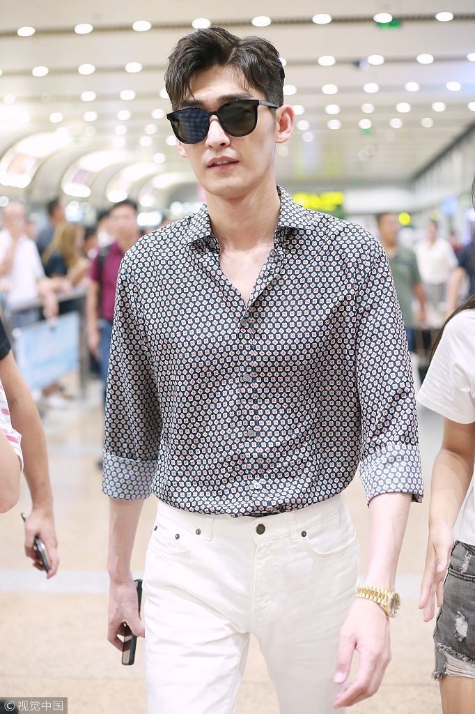 被演艺事业耽误的男模！张翰2米长腿完美驾驭白色长裤  戴墨镜低