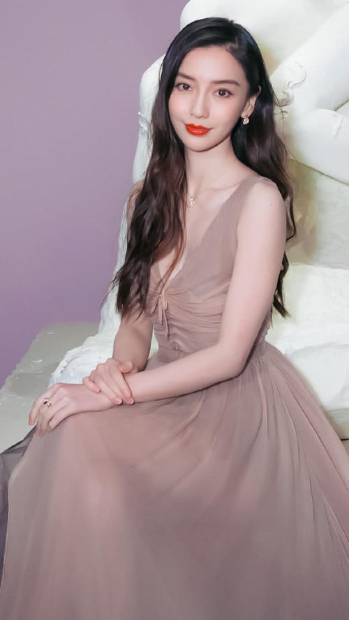  #女人味#baby复工图放出，白衬衫搭棕色长风衣，微卷长发增添女人味