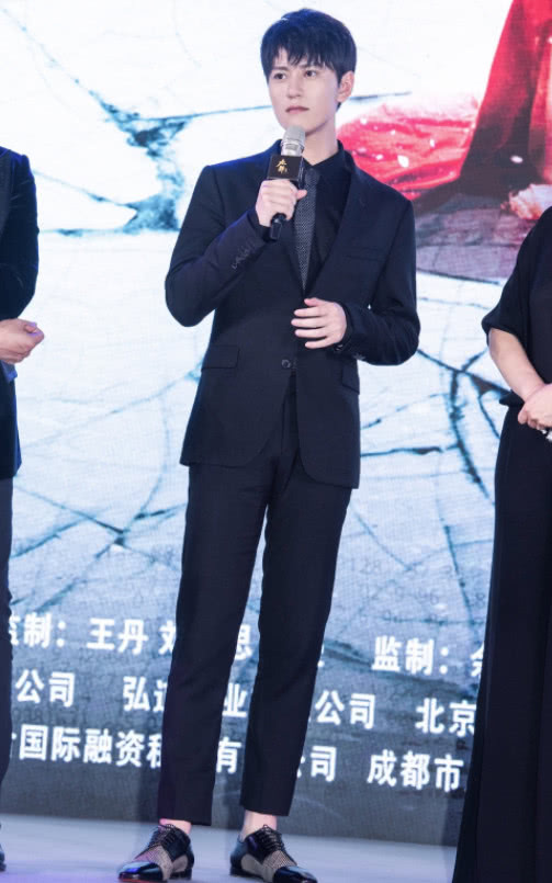 秦俊杰又撩妹?一身黑西装帅气逼人,杨紫赶紧来管管!