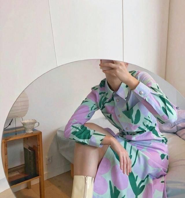 『博主』鲜艳的衣服浮夸？这位国外博主，将糖果色穿出了“中国式”的甜美