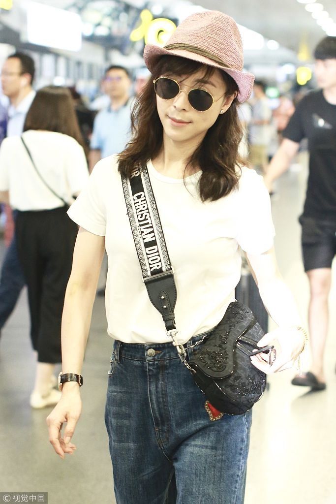 张静初烫卷发戴小粉帽少女心爆棚  阔腿裤+白T时尚吸睛潮出天际