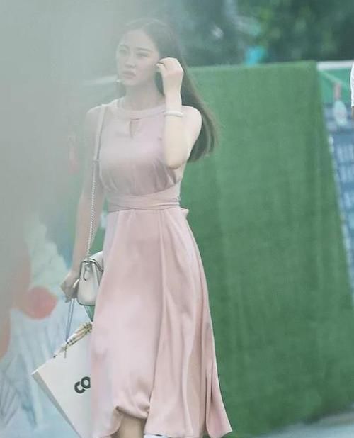  【风采】美女时尚街拍：窈窕无双的小姐姐，一件黑色的吊带连衣裙，时尚女性风采美