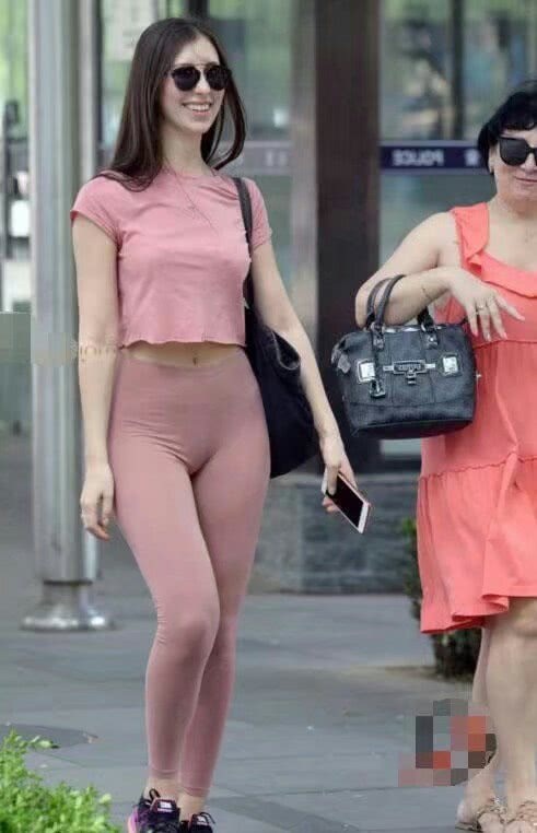 养眼的打底裤美女，展现出简约优雅的气场！