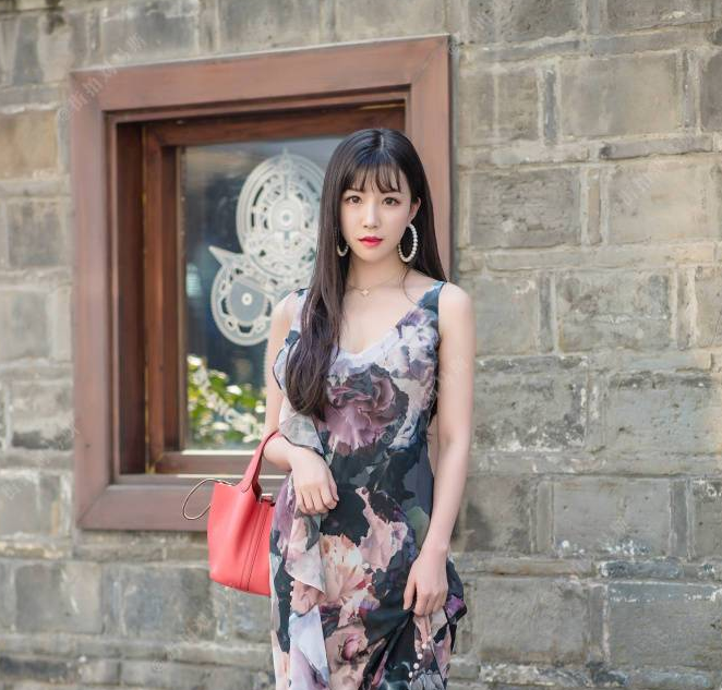 街拍精致的气质美女，黑色连衣裙尽显女人味，浑身散发着迷人的魅