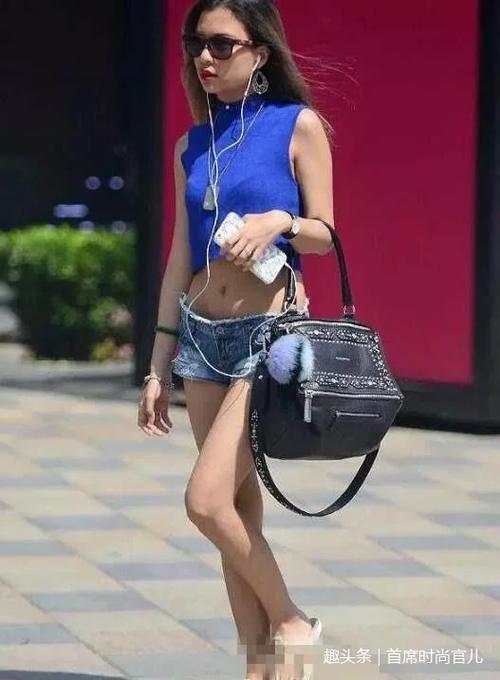 牛仔裤让你在人群中最亮眼,凸显优雅高贵,而且胖瘦都合适