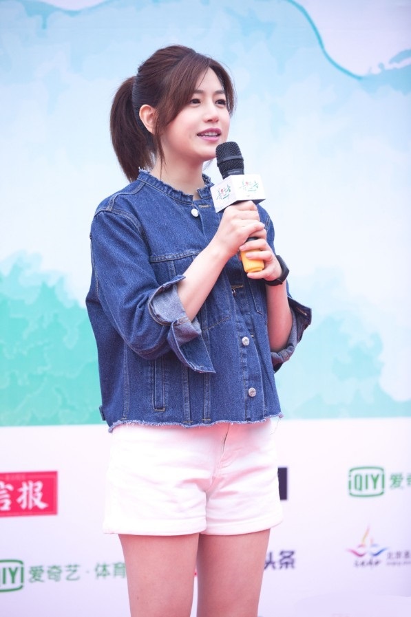 陈妍希这是发福了？白色短裤凸显“大象腿”，都是裤子惹的祸？