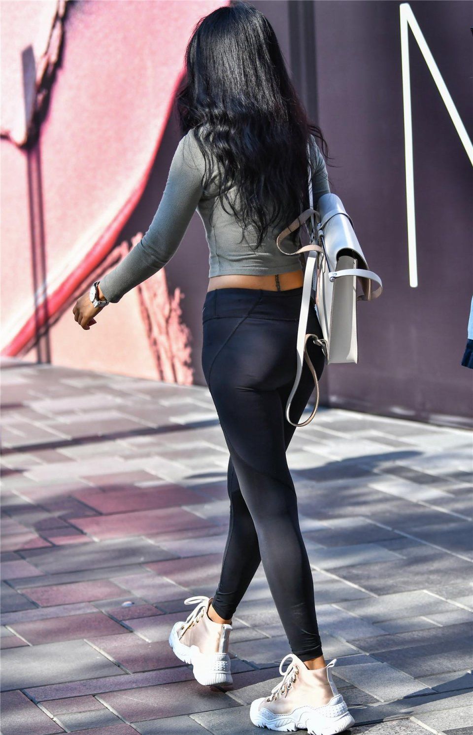 穿健美裤的美女,身材好颜值高,为什么还戴口罩呀?