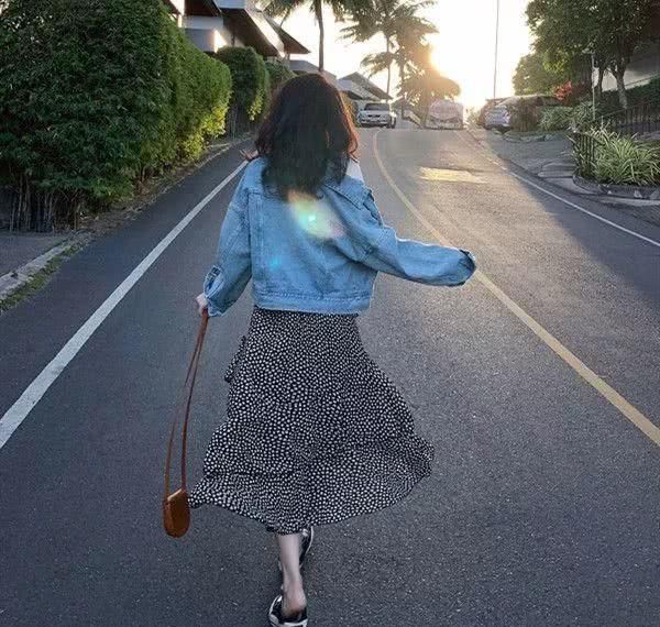  『半身裙』这才是今年主流的裙子，叫“蛋糕裙”，不吹，优雅减龄谁见谁夸美