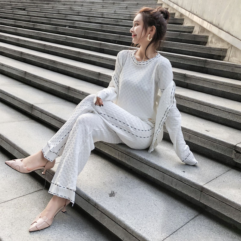 老婆爱美!但又懒打扮，初秋出门一身格调套装，简单时髦有女人味