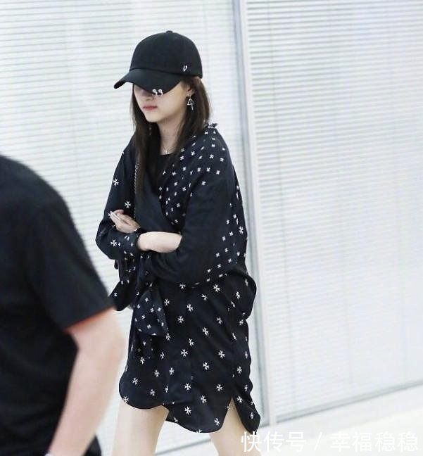 关晓彤把妈妈的衣服拿出来穿，不仅不显老，身材还显得那么好！