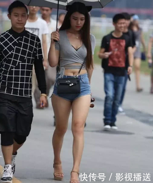 街拍：妹子的穿着比较个性，下身的热裤很短，露出了妹子性感丰满