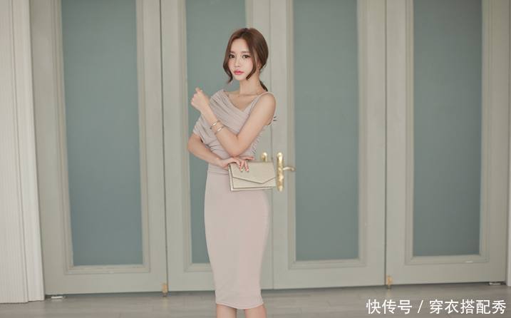 白皙甜美的紧身裙美女，穿出女性最美姿态，格外讨人喜爱！