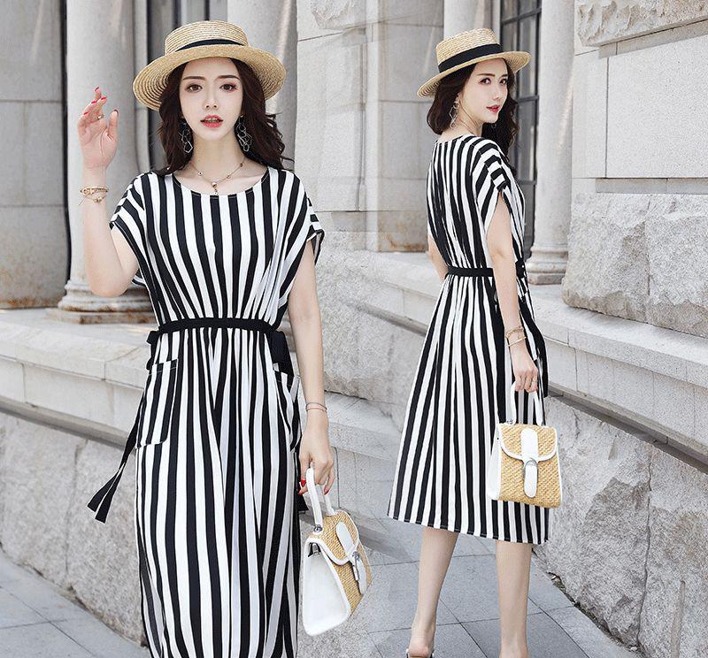 四五十女人别老穿便宜货，三伏天穿时髦蚕丝裙，美的不像中年人