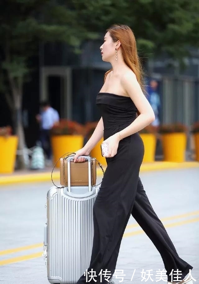 『美女』街拍:美女吊带的短裙套装搭配高跟鞋,浅灰色的色系非常的清新可人