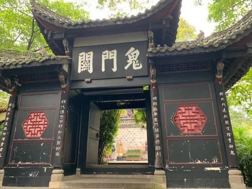 重庆让人印象深刻的一座城，走一遍，就像下了一趟“阴曹地府”