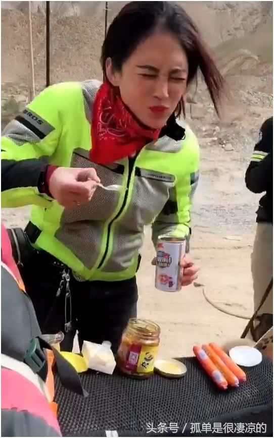 抖音“穷游姐”火了，野外必备食物，网友：给你吃出烫脚的味道