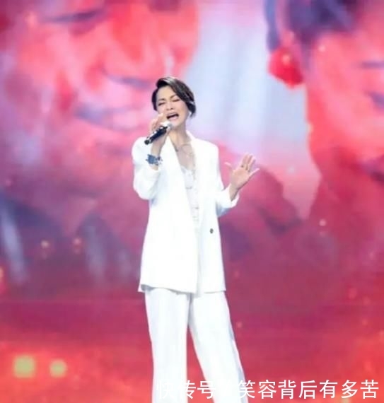  「显腿短」毛阿敏罕见现身机场，穿陶瓷衬衫配五分裤亮相，57岁素颜也不见老
