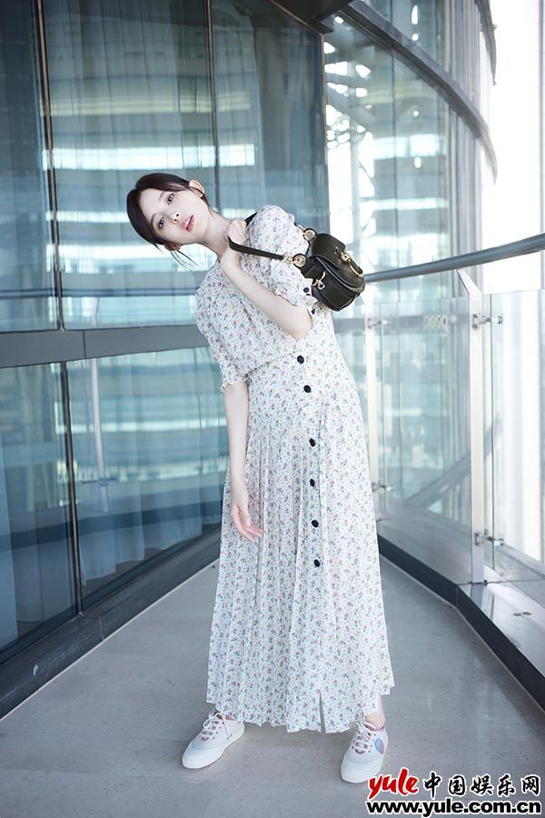 娜扎夏日香草系街拍曝光 灵魂旋舞现鬼马少女力