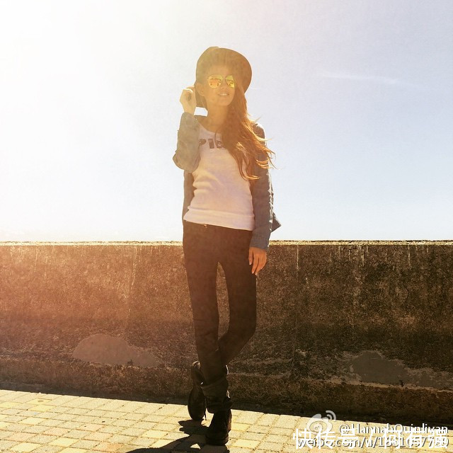 长腿女神霸道来袭！25岁昆凌穿复古连衣裙尽秀大长腿，网友：女神