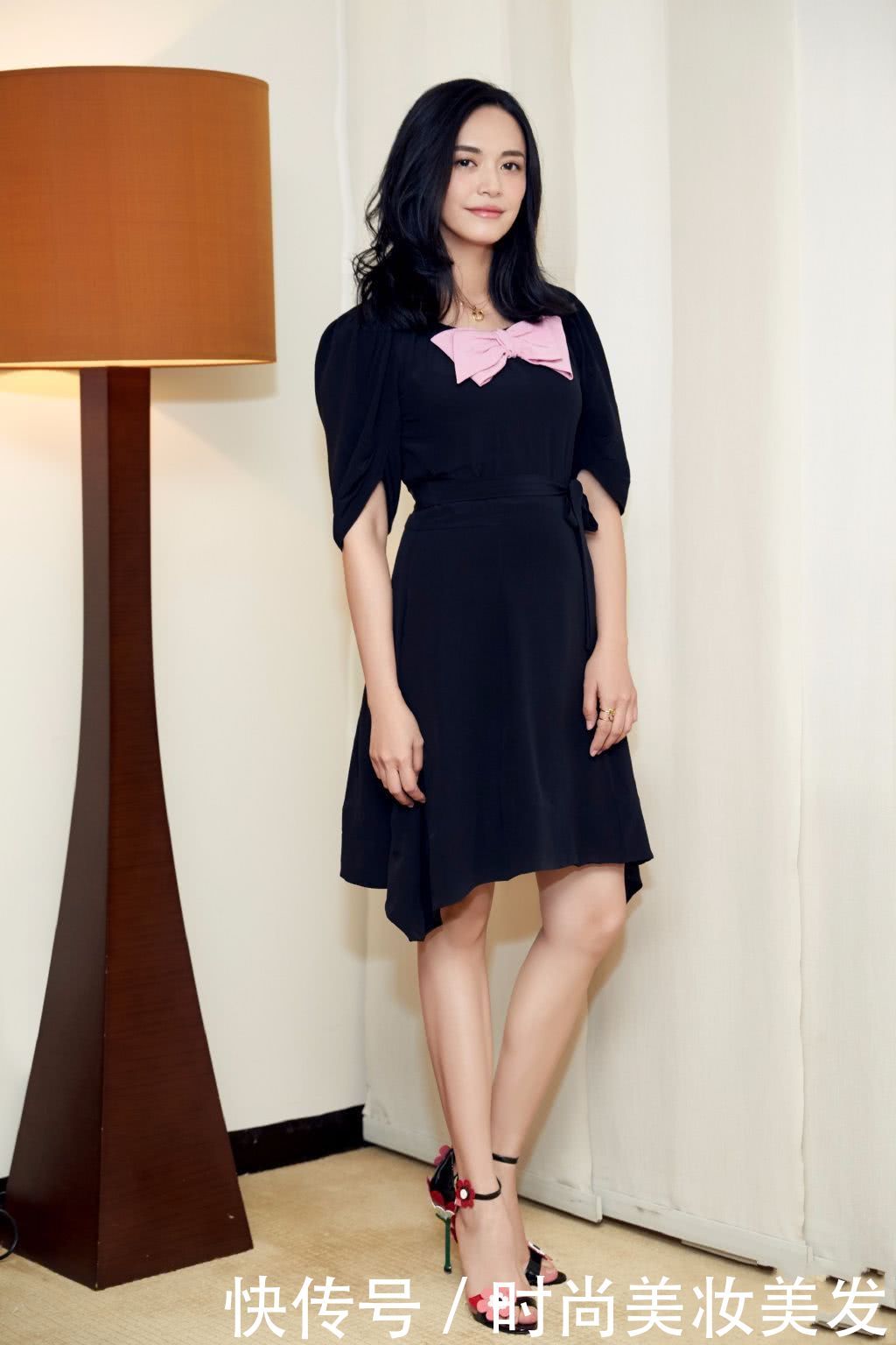 姚晨穿印花裙出街，脚却穿了双过膝长靴，网友：你是冷还是热啊？