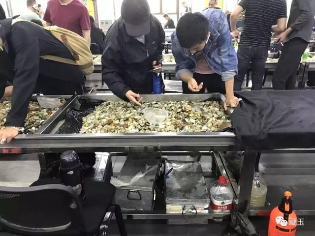 买一送一的和田玉，100块钱的籽料你要吗？