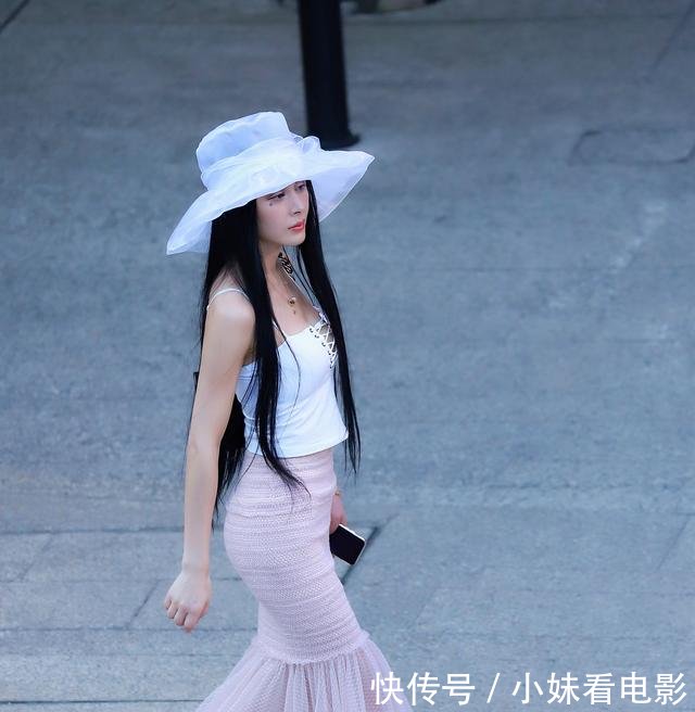 路人街拍，小姐姐高挑动人，牛仔裤让小蛮腰体现的淋漓尽致