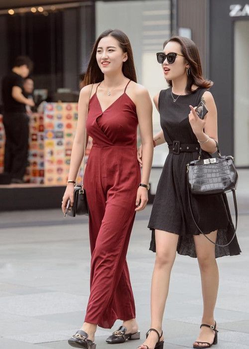 『连体』街拍:身穿酒红色连体裤美女太亮眼了,苗条的身姿,气质很美