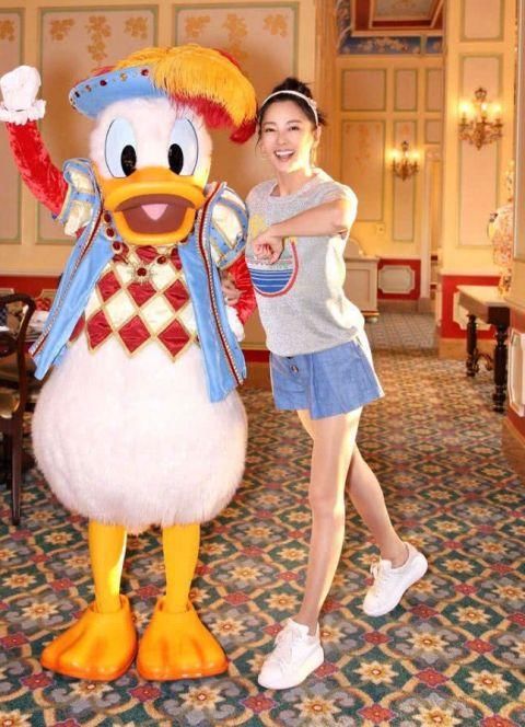 张雨绮变回小女孩?一身清爽搭配现身游乐园，长腿超抢镜