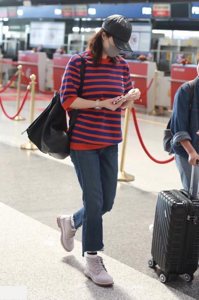 蒋欣穿上直筒裤变时髦了,撞衫辣妈霍思燕,居然一点儿都没输!