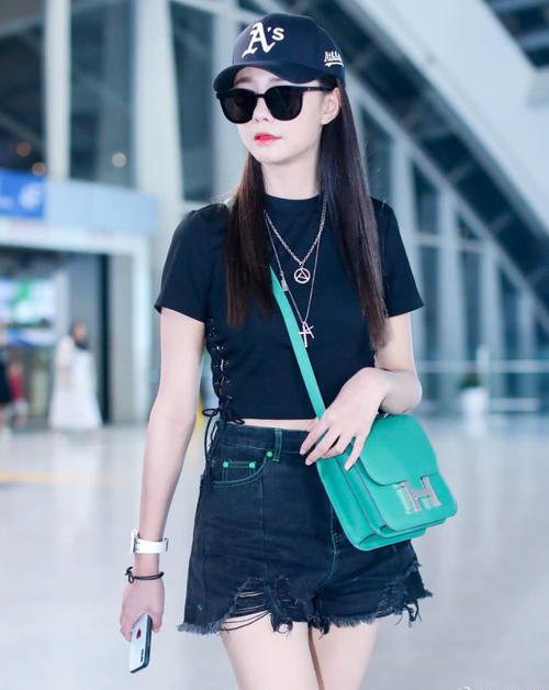 沈梦辰穿超短裤秀美腿，裤子破得像被刻意剪的，要能换双鞋更好！