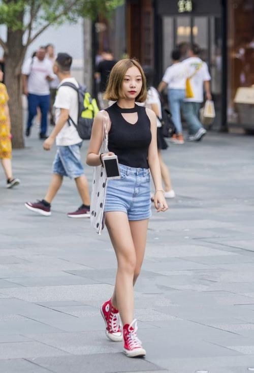  「吊带」路人街拍，小姐姐穿着细吊带款式的连衣裙，清新又纯洁