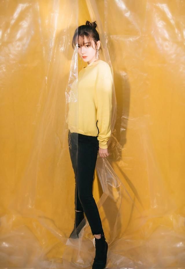  『暖黄色』2020女明星都爱的流行色——「向日葵色系」！