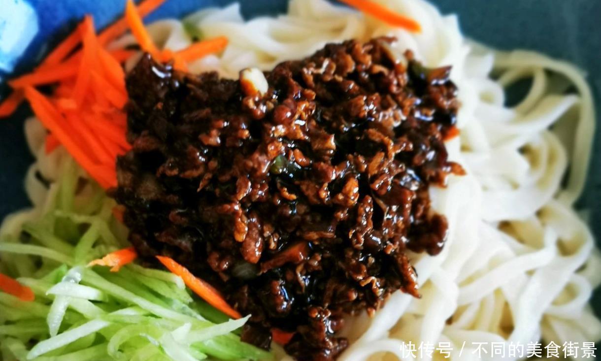 老北京炸酱面炸酱的做法,酱香浓郁,味道不比面