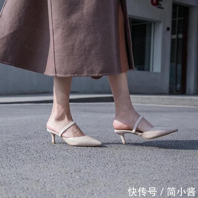 女生小粗腿这么穿，尖头高跟鞋夏天穿不闷热